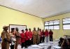 Bupati Bernard Mandacan Serahkan Bantuan Beasiswa bagi Mahasiswa asal Kabupaten Mansel di Kampus IHTP Momi Waren