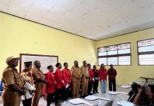 Bupati Bernard Mandacan Serahkan Bantuan Beasiswa bagi Mahasiswa asal Kabupaten Mansel di Kampus IHTP Momi Waren